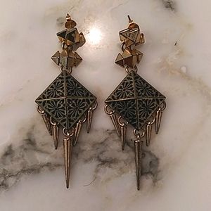 Edgy gold drop earings